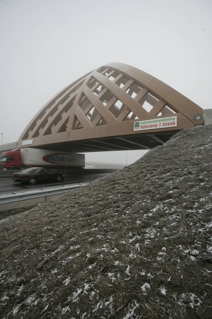 Commissioned by the Province of Friesland, Oak (Onix and Achterbosch Architecture) has developed a road bridge that connects 2 districts of Sneek on either side of the A7 motorway. The bridge was designed for a municipality that wished to establish a new city marker along the motorway. Framework The Department of Public Works, the user of the bridge, stated that it wished to use more wood in its constructions.