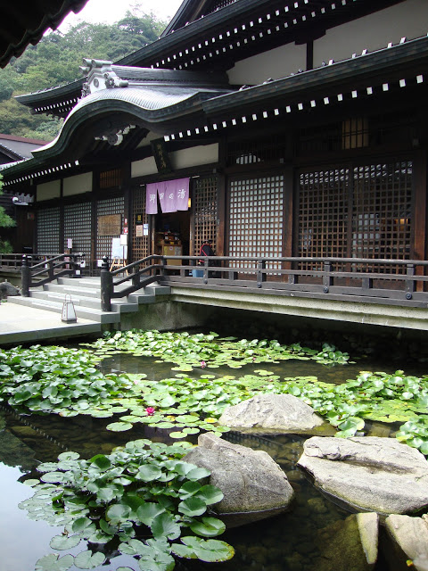 il bellissimo ingresso dell'onsen, con un lago di ninfee