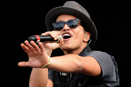 PHOTO: Bruno Mars39; Roller Coaster Pose At Disneyland Is Everything