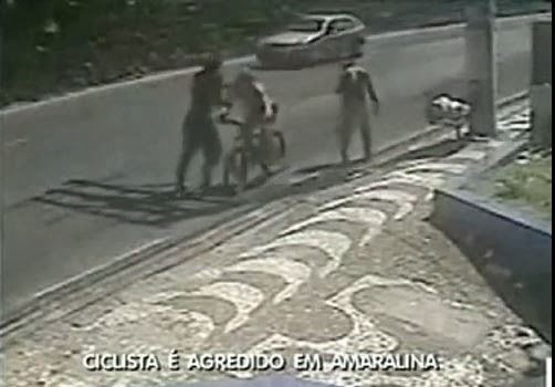 Flagrante de bandidos agredindo ciclista no bairro de Amaralina