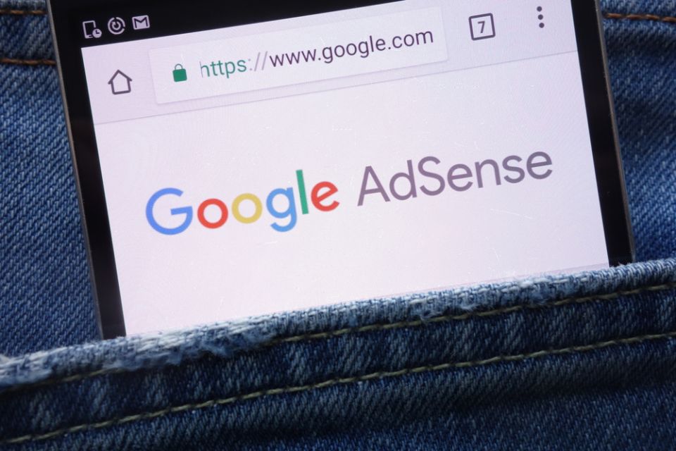 Ikuti petunjuk dari Google untuk memasang kode iklan AdSense di situs web Anda. Ini akan memungkinkan iklan muncul di situs Anda, dan Anda dapat mulai menghasilkan uang ketika pengunjung mengklik iklan tersebut.