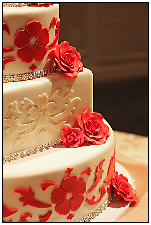 I had the so much fun creating this vibrant and elegant wedding cake 