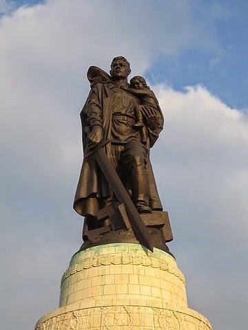 360px-Soviet_Cenotaph_Berlin_Treptower_Park