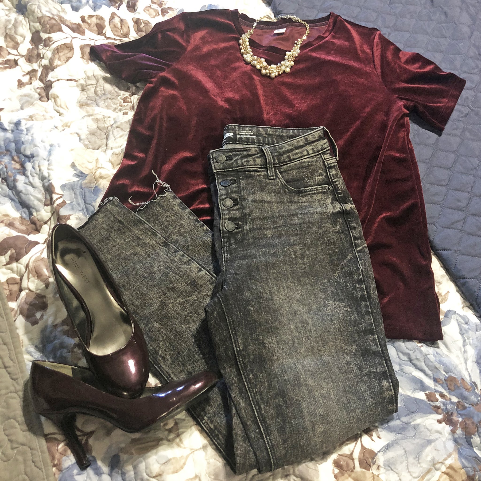 grey_jeans_velvet_tee