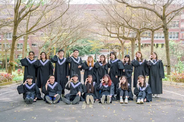▲大葉大學畢業生在校園拍照留念。（記者林明佑翻攝）