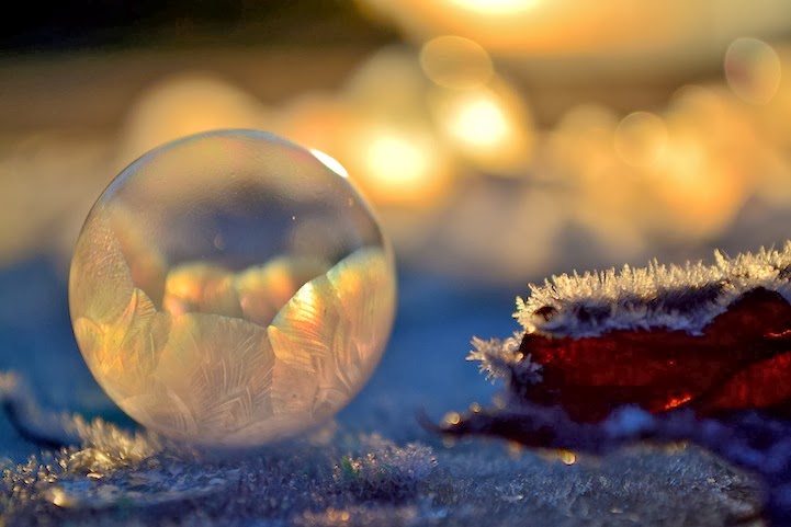 Spectacular Photos of Bubbles Frozen in Frigid Temperatures