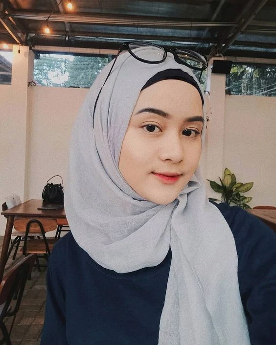 9 Pilihan Warna Hijab Netral Selain Hitam Pas Buat Dipadukan - Warna jilbab saudia yang bagus