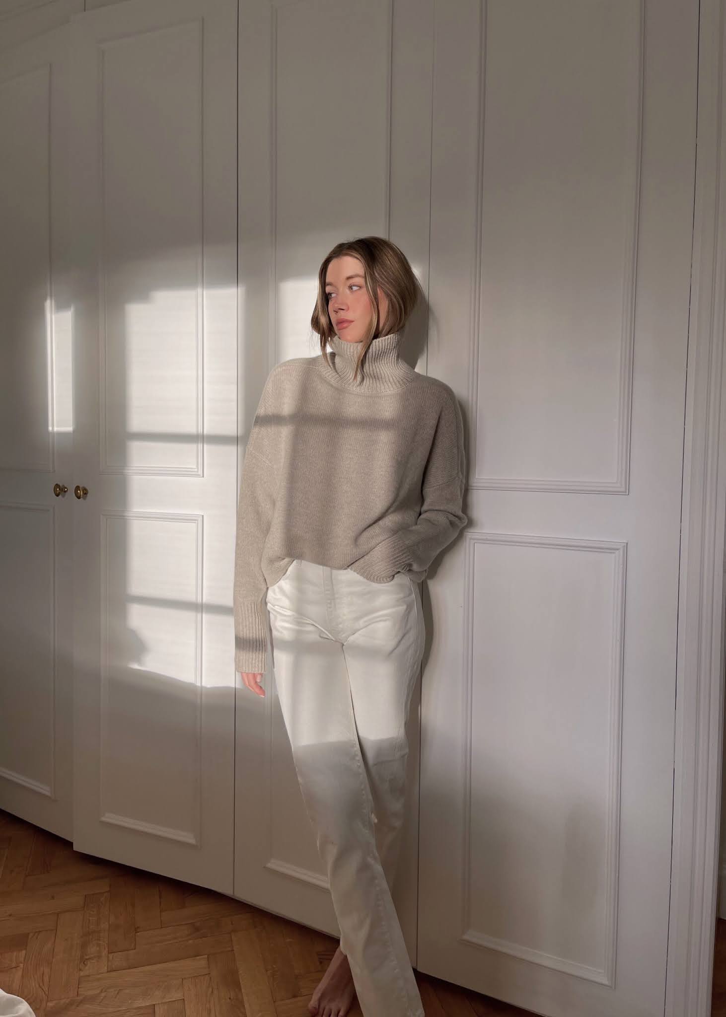 Casual Chic Winter Outfit Idea — Lovisa Barkman in a beige turtleneck sweater and Toteme white straight-leg jeans