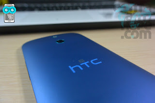 HTC One E8 - aksen biru neon pada logo HTC, dan logo NFC