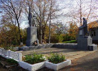 Письменная, Васильковский р-н. Днепропетровская обл. Братская могила красноармейцев и памятный знак воинам-односельчанам