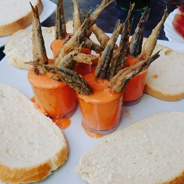 https://vidacomidaa.blogspot.com.es/2016/03/chupito-de-salmorejo-con-boquerones.html