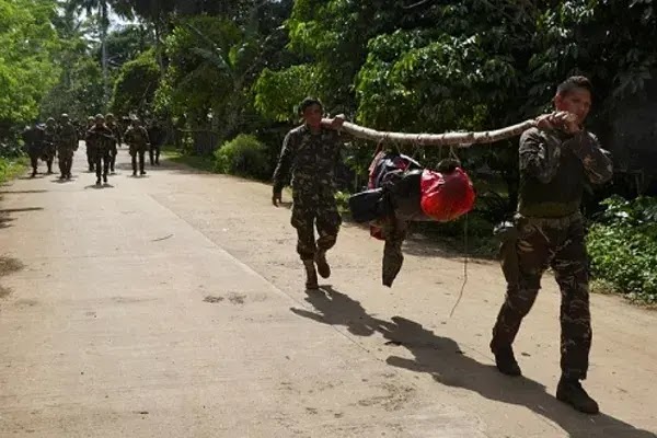 Tentara filipina mencari persembunyian kelompok maute