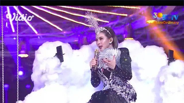 Syahrini Pakai Face Shield Bentuk Hati di HUT SCTV, Warganet: Cetar!