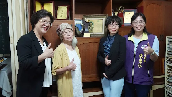 ▲彰化縣長王惠美、林亨泰夫人黃綺雲及女兒也是國立臺灣文學館館長林巾力、彰化縣文化局長張雀芬一同合照。（記者林明佑攝）