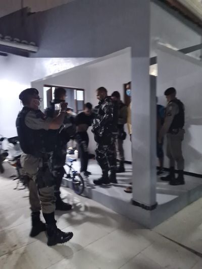 Assaltantes fazem exigência à polícia para liberar reféns em Esperança/PB