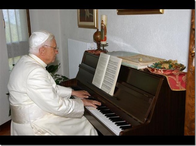 benoit-xvi-piano
