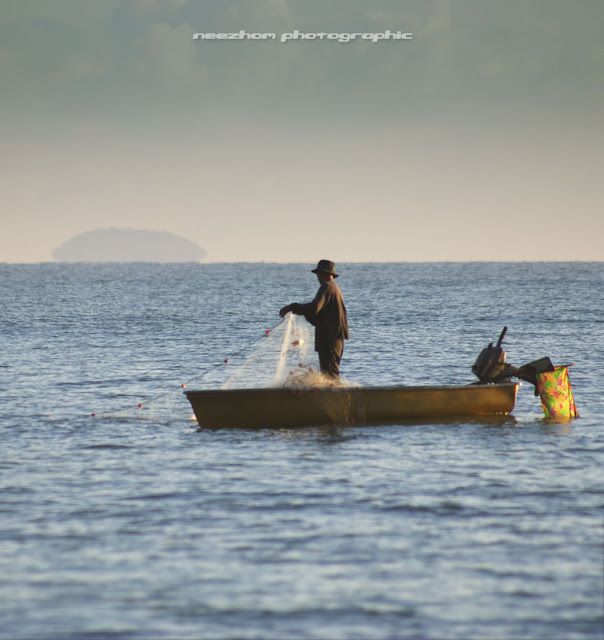 Tarik pukat dari atas bot di laut