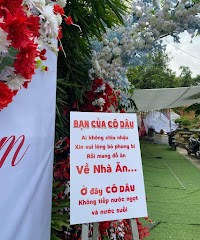 Bạn của cô dâu ai không chịu nhậu xin mang đồ về nhà ăn