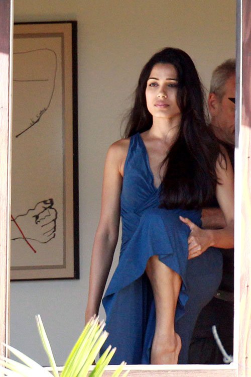 Freida-Pinto-Christian-Bale-at-%E2%80%98Knight-of-Cups%E2%80%99-Yoga-Shoot-1.jpg