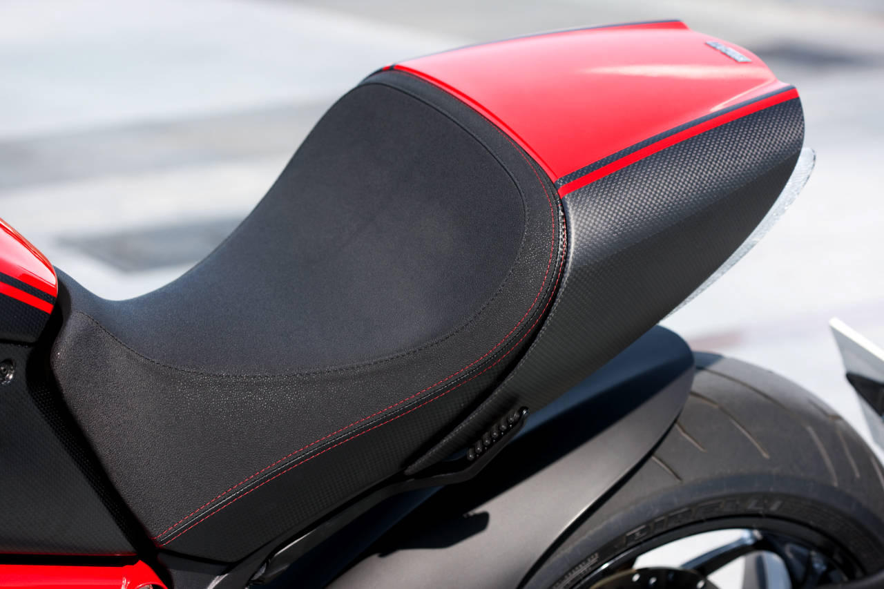 https://blogger.googleusercontent.com/img/b/R29vZ2xl/AVvXsEjNsKzxk1ucHuzwXc6Ts-WNIoOe8iqdMd6QokKX0EOPG9kR1jpVYNS4tDURGVBig1HuCoI5nvLxGJJSEzJx0PZ01yhDjuH5filyVHbgtjb5jRAG1A4HFl6zQBqxyhDFUCcTWips5HkD_18/s1600/2011+Ducati+Diavel+Carbon+Seat.jpg