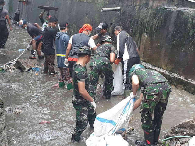 Sambut HUT RI, Aparat dan Pemda Bersihkan Sungai di Pasar Binaiya Masohi