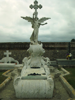 Una de las tumbas del cementerio de Comillas, Cantabria