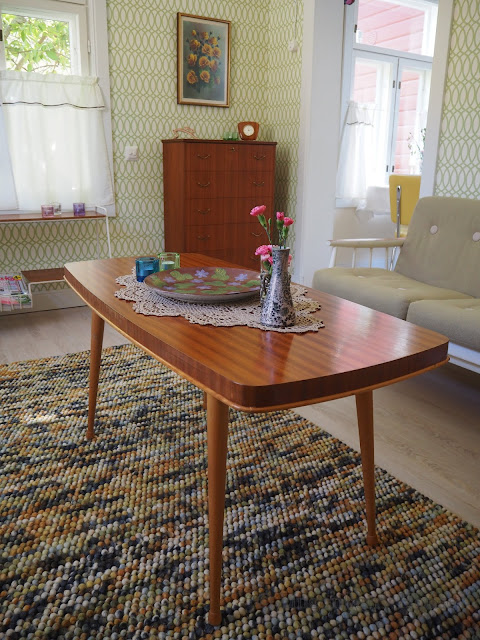 lingonberryhouse, mahogany, table, living room, mahonkipöytä, olohuone, kirpputori, flea market