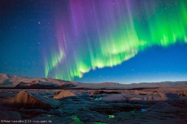 Aurora di Atas Danau Gletser Islandia