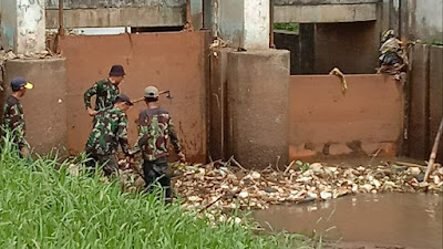 Satgas Citarum Sektor 21-17 Bersihkan Tumpukan Sampah di Dam Adi Maja Sungai Citarik