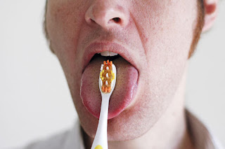 Sikat gigi di lidah juga