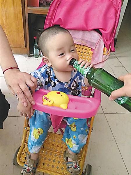 Bayi Minum Arak Timbulkan Kontroversi di China