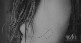 tatuaje constelación costado 2