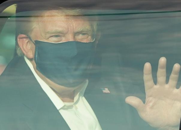 Trump esce dall'ospedale e saluta i sostenitori