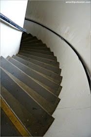 Escaleras del Observatorio de la Torre Coit en San Francisco