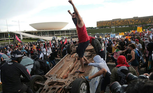 Em Brasília, tumulto entre manifestantes e policiais marcam ato contra PEC do Teto