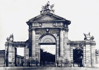 La puerta original, con las esculuras de Francisco Gutiérrez y la rejería que tenía rejería en el arco.