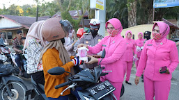 Jelang Buka Puasa, Ketua Bhayangkari Simeulue Bersama Polwan Bagikan Takjil Gratis