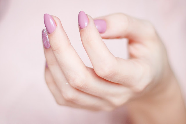 Ci sono due principali patologie che colpiscono le unghie. Impariamo a riconoscerle e a curarle per avere unghie sane e belle. #unghie #patologieunghie #unghiecurate #benesseredelleunghie #onicodistrofia #onicomicosi #accorgimentiunghie #bellezza