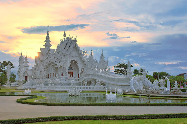 Wat Rong Khun thường được gọi là White Temple (chùa Trắng), đây là ngôi chùa nổi tiếng bậc nhất của Thái Lan. Bất kể thời điểm nào trong năm, cổng vào của ngôi chùa cũng luôn tấp nập du khách từ khắp nơi trên thế giới.