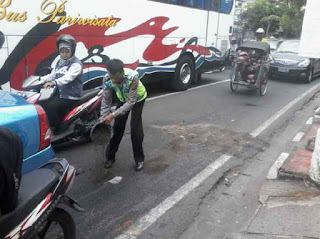 Polantas Polsek Mergangsan Bersihkan Tumpahan Minyak di Jalan