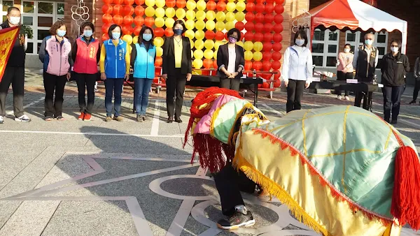 溪湖鎮公所燈籠海點燈祈福 社區新春揮毫贈春聯