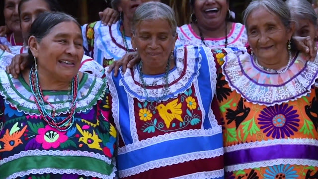 Mujeres indigenas zarape huipil