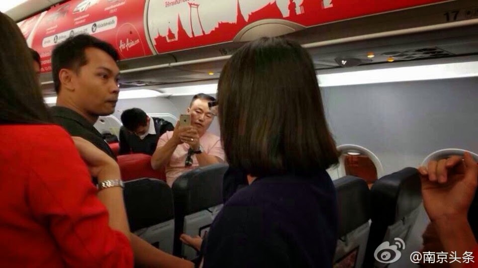 Gambar & Video : Pesawat Air Asia Terpaksa Berpatah Balik Bila Pasangan Buat Huru-Hara 
