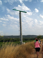 Torre-ventilador per escalfar les vinyes al costat del camí