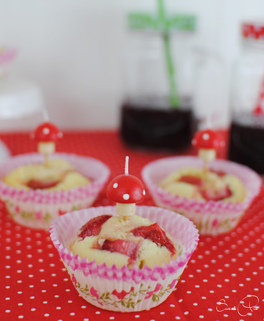 Kleine Muffins, perfekt zum Kindergeburtstag mit frischen Erdbeeren.