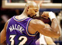 Karl Malone mostrando bíceps.