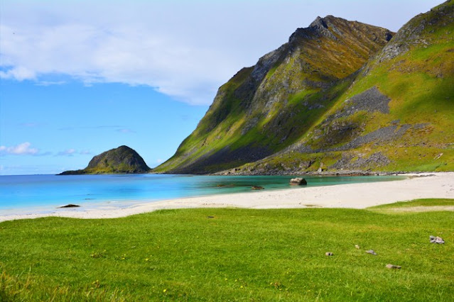 Norské ostrovy Lofoty s písečnými plažemi a modrým mořem.