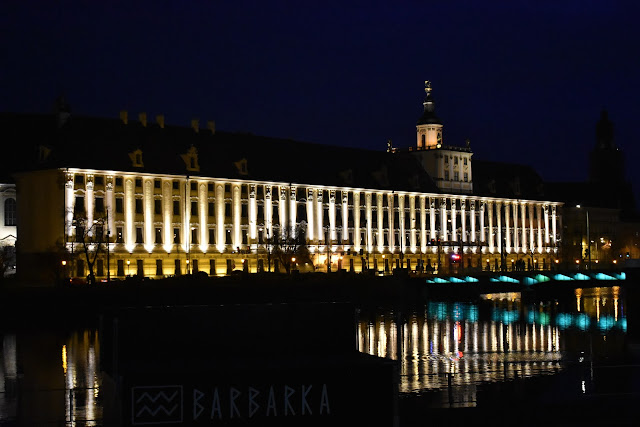 Uniwersytet Wrocławski z iluminacją (z Wyspy Słodowej)