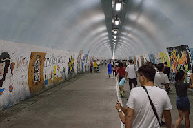 À l'intérieur du tunnel Furong recouvert de graffitis