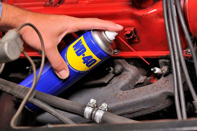 WD-40® Specialist™ Fast Acting Degreaser (Pakar Penghapus Kesan Minyak Pantas WD-40®). Dengan WD-40® Tidak Perlu Berpeluh Bagi Menghilangkan Kesan Minyak Degil. "Abah, tengoklah ni. Rantai basikal asyik tercabut je. Kotor pulak tu !", kata-kata mummy satu masa dahulu. Dan abah terus berkata "Maknya, tolong ambilkan spray WD-40®". Lantas mak ambilkan, dan abah semburkan di rantai basikal mummy !